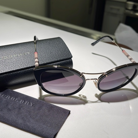 Burberry Sunglasses For Sale - Picture 3 of 8
